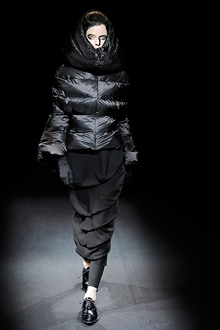 Campera negra con capucha inflada falda con pliegues Junya Watanabe